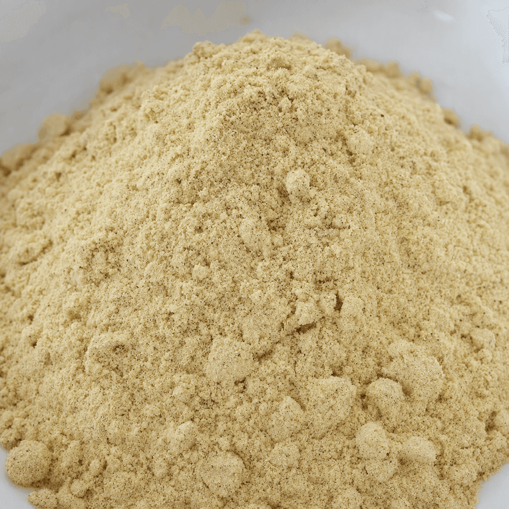 İnce dokulu, açık bej renkli bitkisel protein tozu, içindeki belli belirsiz koyu beneklerle yumuşak ve hafif taneli bir yığın hâlinde duruyor.